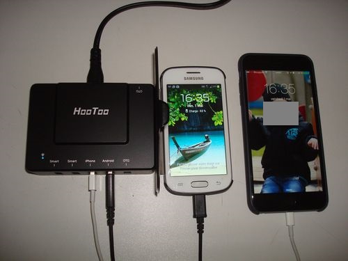 Chargeur HooToo (port 1.5A) avec un smartphone Android et un Iphone