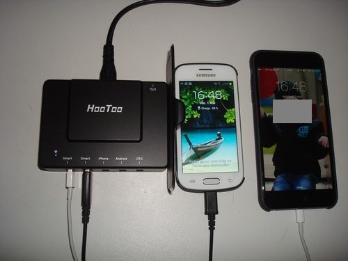 Chargeur HooToo (port 2.4A) avec un smartphone Android et un Iphone